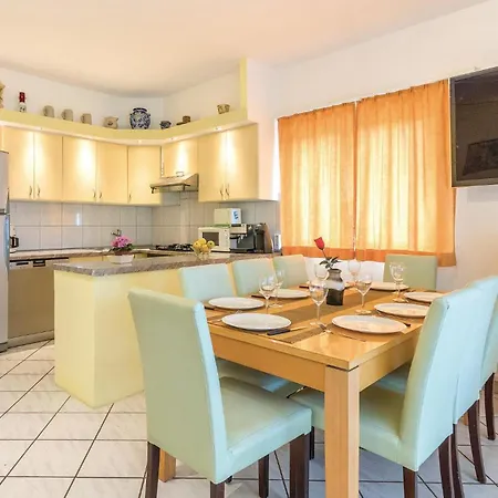 Appartamento 4 Bedroom Beautiful In