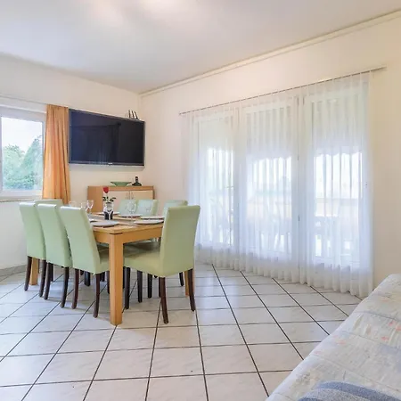 Appartamento 4 Bedroom Beautiful In Štinjan