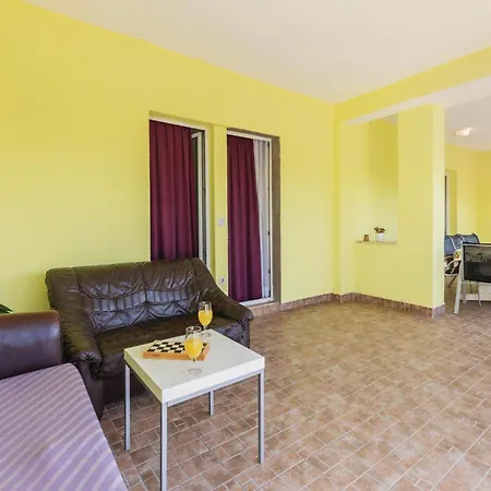 Appartamento 4 Bedroom Beautiful In *