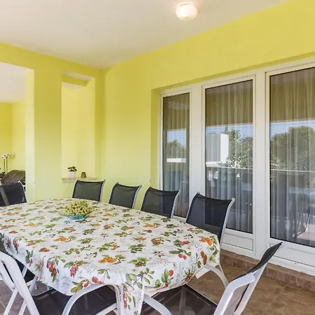 Appartamento 4 Bedroom Beautiful In