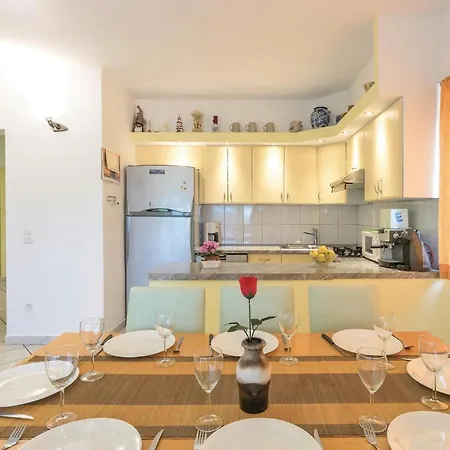4 Bedroom Beautiful In Appartamento *